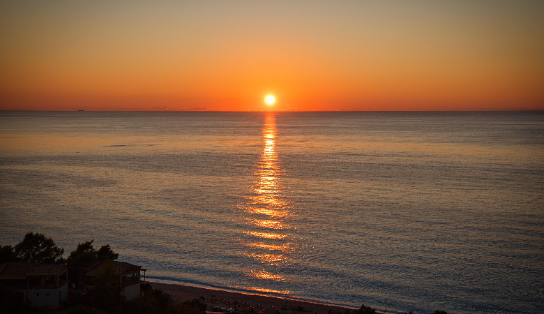 Złom pełen gazu dryfuje po Morzu Śródziemnym. Czyj to prolem?